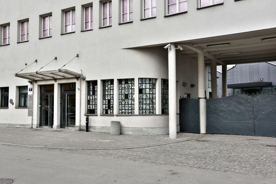 Krakow: Schindler's Factory Guided Tour with Entry Ticket - The pace, group size, and sound problem