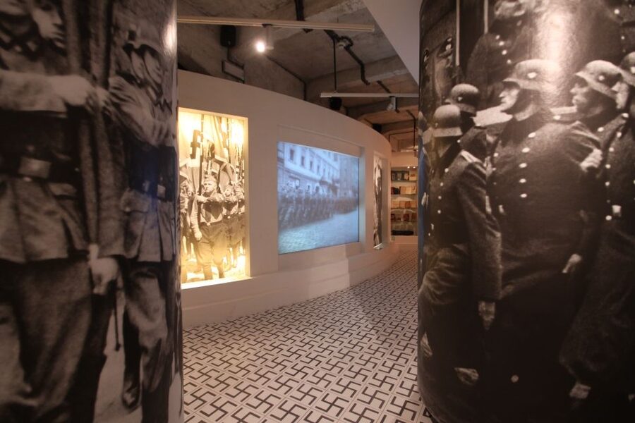 Krakow: Schindler's Factory Museum Guided Tour - Interactive rooms and a fast 90-minute pace