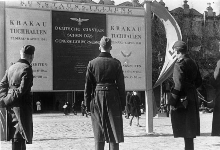 Krakow: Second World War History Guided Walking Tour - The guide and the Spanish-language format