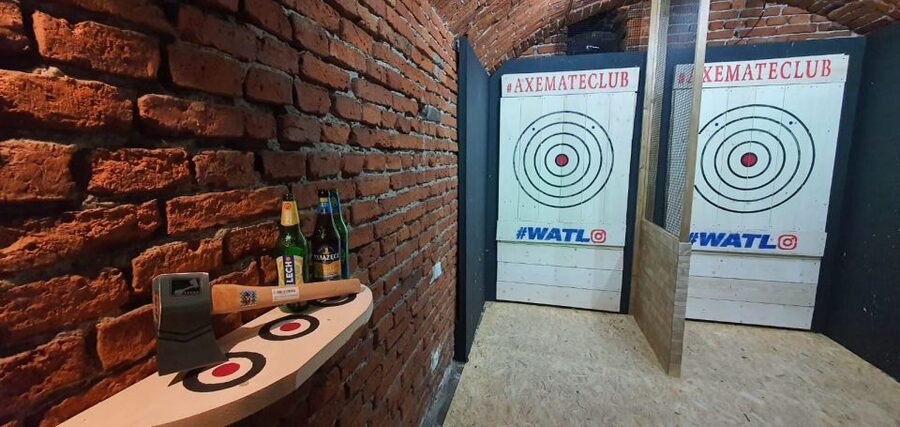 Kraków: Shurikens, Kunais, Knives, Tomahawks, Axes, Shooting - What happens at Axe Mate Club in Kraków