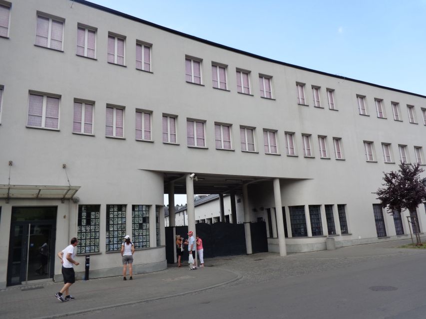 Krakow: Skip-the-line Oskar Schindler’s Museum Private Tour - Timing, meeting points, and languages