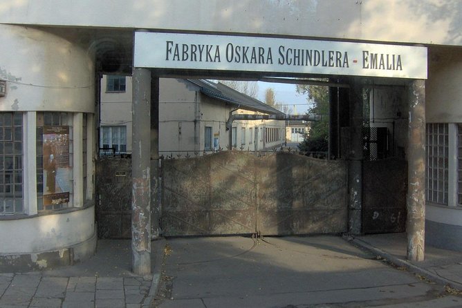 Krakow: Skip-the-line Oskar Schindler’s Museum Private Tour - Why a private guide helps in a narrow museum