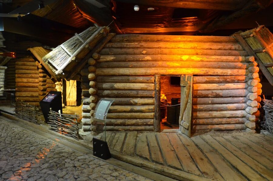 Krakow: Skip the Line Underground Museum and Old Town - A private group changes the museum experience