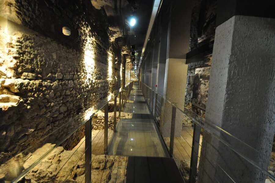 Krakow: Skip the Line Underground Museum and Old Town - What skip-the-line entry really adds