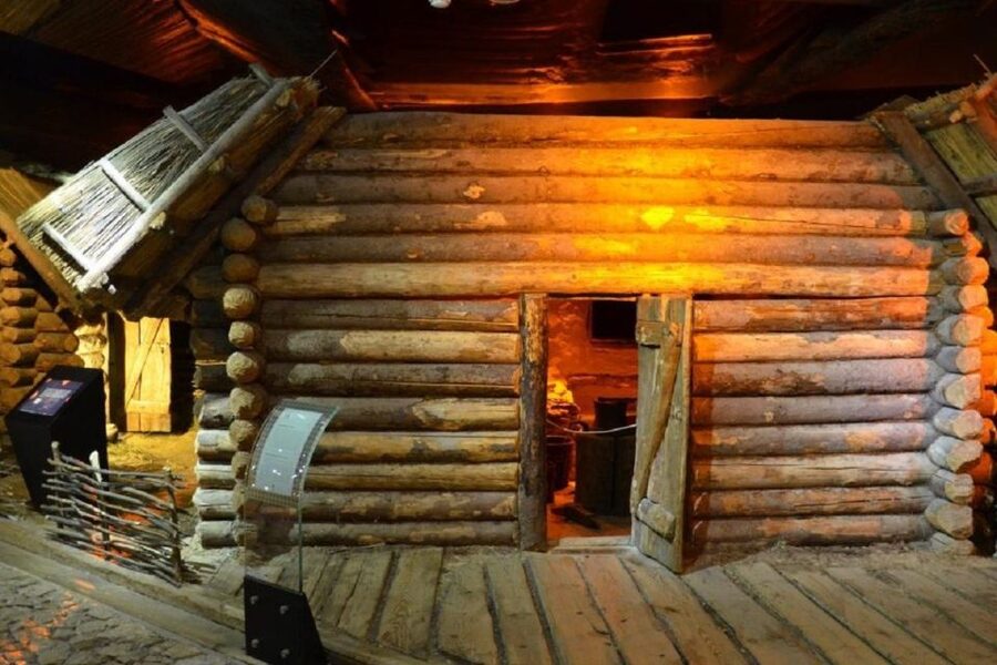 Krakow: Skip the Line Underground Museum Private Guided Tour - The four-hour option: from underground remains to Wawel Hill