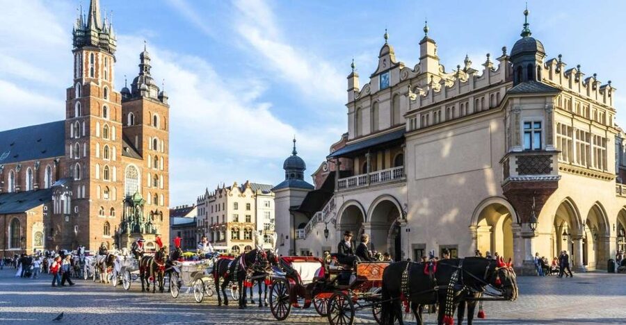 Krakow: St. Mary's Basilica visiting with short guided walk - The Veit Stoss altar, the tour’s big payoff