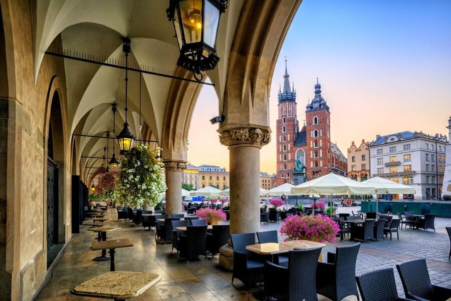 Krakow: St. Mary's Church and Rynek Underground Museum Tour - Walking across Krakow’s Main Square