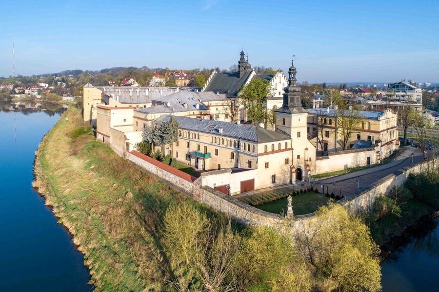 Krakow: Vistula River Cruise with Historical Views - Commentary, languages, and the human touch
