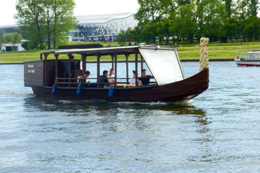 Krakow: Vistula River Cruise with Historical Views - Wawel Castle from the water