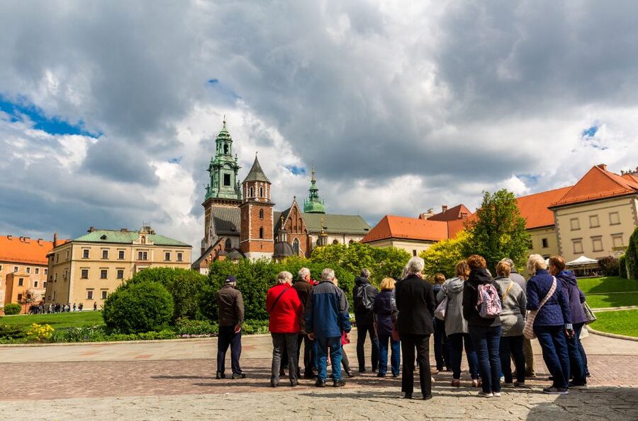 Krakow: Wawel Castle Guided Tour with Entry Tickets - Royal apartments, paintings, and court life