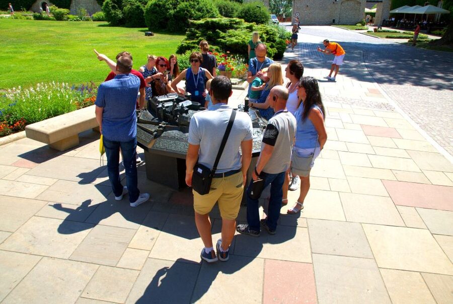 Krakow: Wawel Castle Guided Tour with Entry Tickets - Meeting at the foot of Wawel Hill