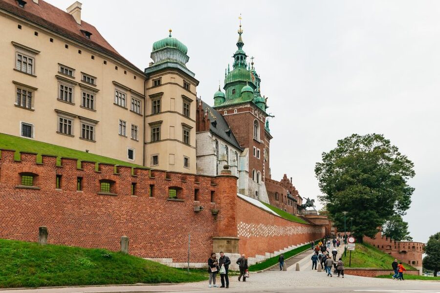 Krakow: Wawel Royal Hill with Optional Castle and Cathedral - Through the Arms Gate to the Kościuszko monument