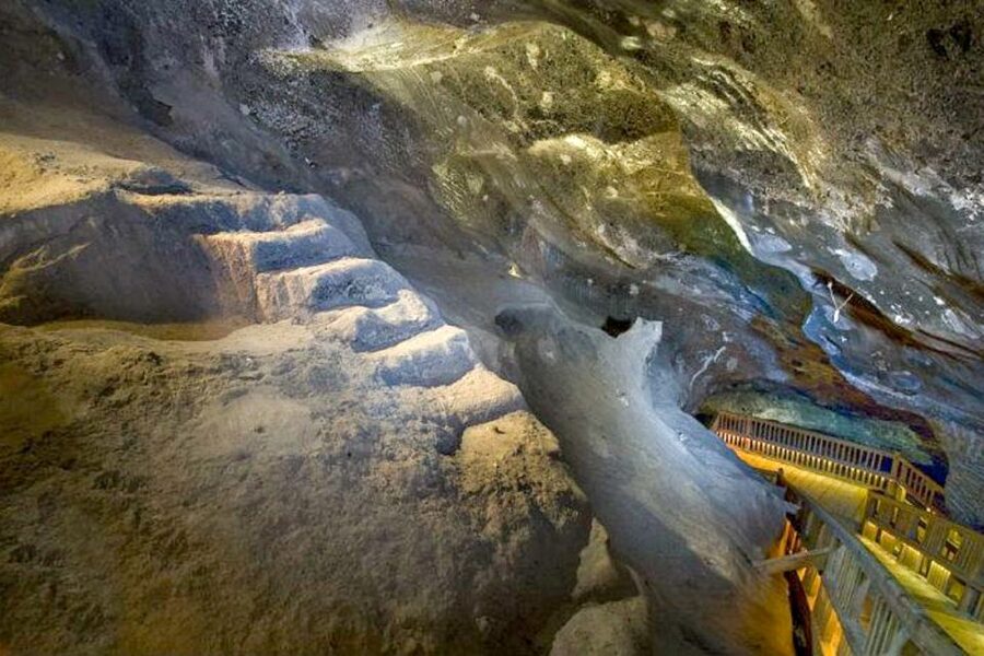 Kraków: Wieliczka Salt Mine Guided Tour with Hotel Pickup - A guide in your own language improves the visit