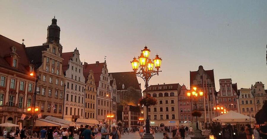 Legends of Old Town 1 Hour Walking Tour in Wroclaw (English) - Market Square: the main stage for local stories
