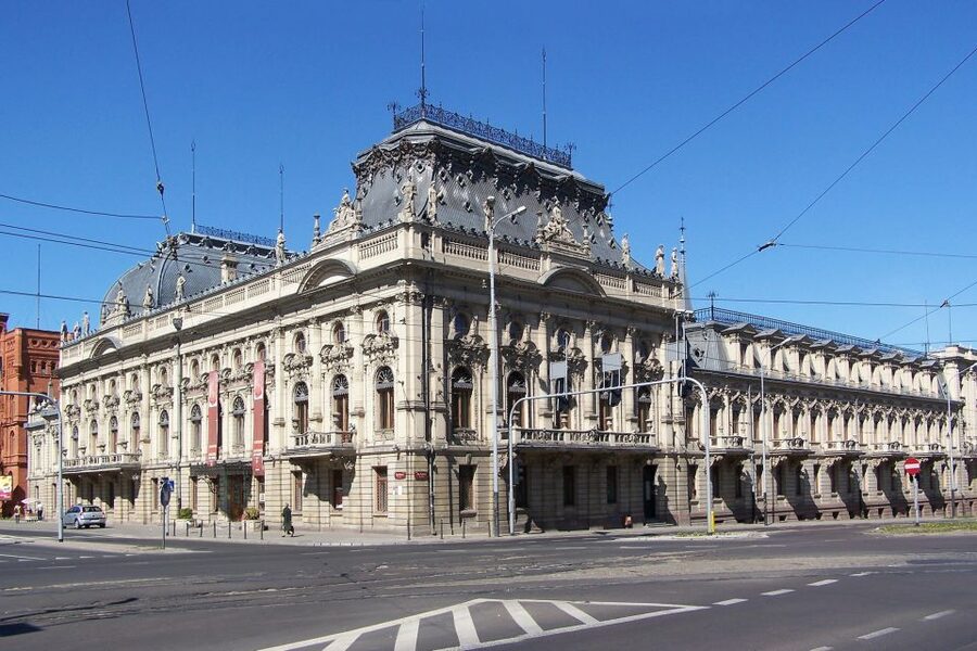 Lodz Old Town Manufaktura Highlights Private Walking Tour - What the private guide adds