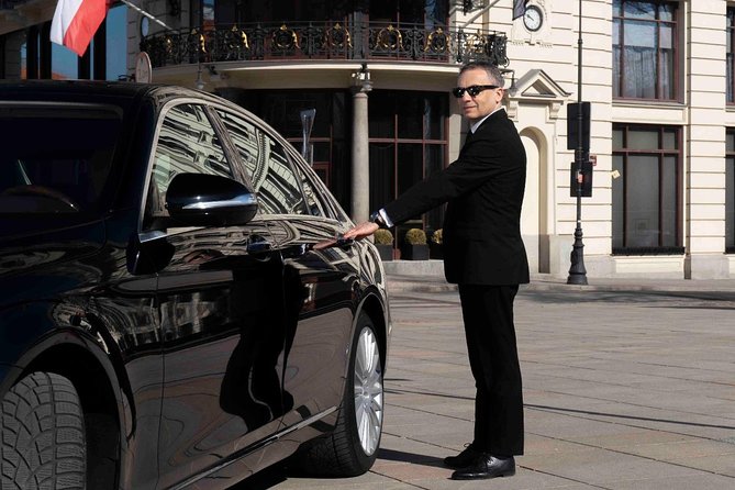 Luxury Warsaw Chopin Airport Transfer by private Limousine - The first hour after a delayed flight