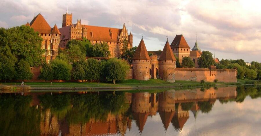 Malbork Castle Tour: 6-Hour Private Tour - Private transport, group size, and the price