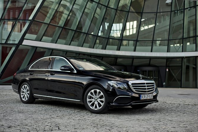 Mercedes E Class black cab Kraków - A quiet arrival at Kraków Airport