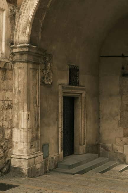 Mysterious Wawel Cathedral and Wawel Courtyard Guided Tour - The arcaded courtyard in 15 minutes