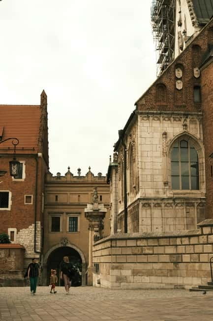 Mysterious Wawel Cathedral and Wawel Courtyard Guided Tour - Who should book this experience