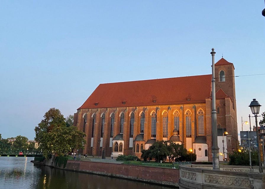 Night tour through Wroclaw - The University of Wroclaw and Fencer Fountain
