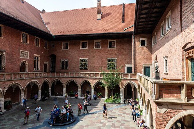 Old Town Short Guided Tour to Saint Mary Basilica - A short walk through Krakow’s historic center