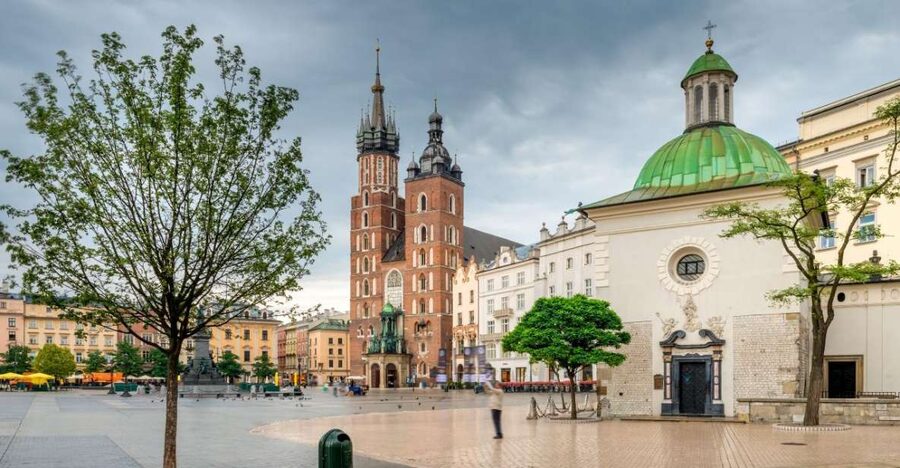 Old Town short guided walk with entry to St. Mary's Basilica - Reading Kraków through the Main Market Square