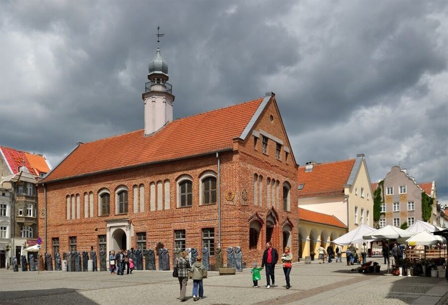 Olsztyn Old Town Highlights Private Walking Tour - Reading Olsztyn through Market Square