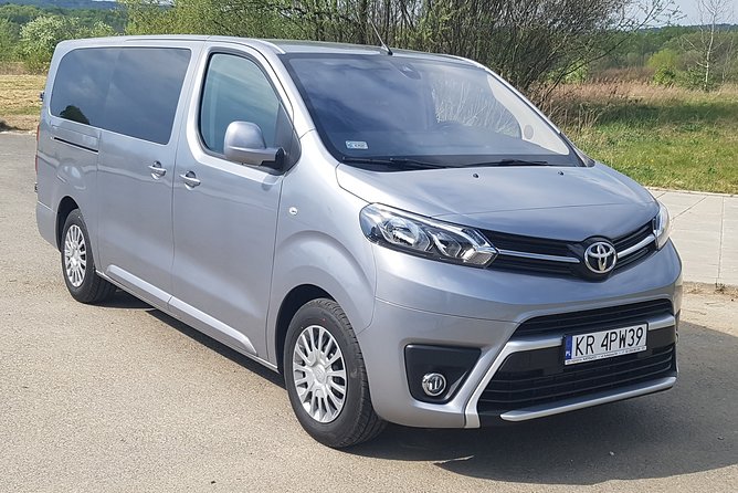 Private door-to-door transfer from Krakow to Prague - The 30-minute lunch stop
