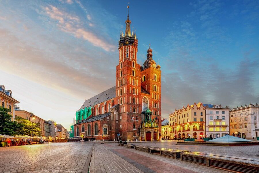 Private Krakow Tour: St. Mary’s, Cloth Hall & More - Inside St. Mary’s Basilica