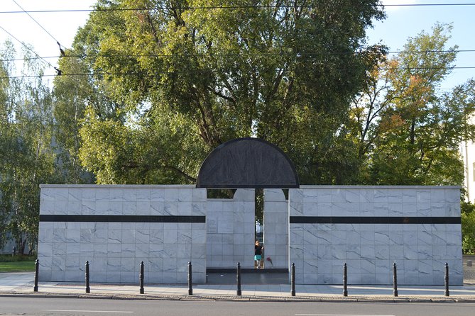 Private tour: Jewish heritage in Warsaw - The Monument to the Ghetto Heroes and the uprising