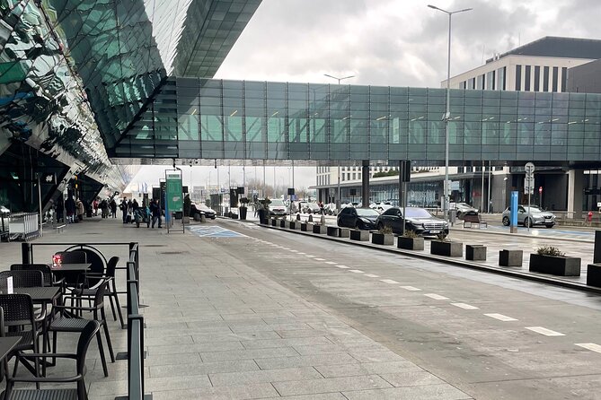 Private Transfer from/to Krakow Airport - What the private price means for your group
