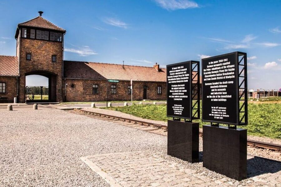 RoundTrip from Krakow to Auschwitz + Entrance Tickets - Auschwitz I: 105 minutes among original camp buildings