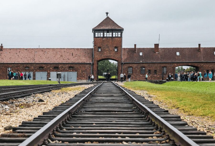 RoundTrip from Krakow to Auschwitz + Entrance Tickets - The 1.5-hour drive from Krakow