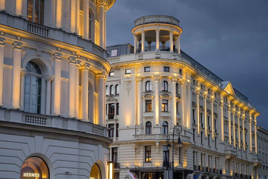 ROYAL & COMMUNIST WARSAW walking tour in English - Holy Cross Church and the national story