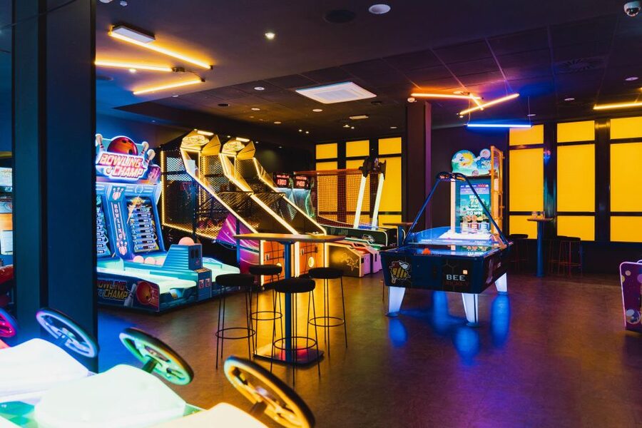 Sopot: Ax throwing tournament - More than 30 games, darts, pinball, and shuffleboard