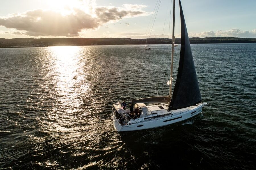 Sopot: Sunset Yacht Cruise with Welcome Drink - Toward Gdynia and Orłowo