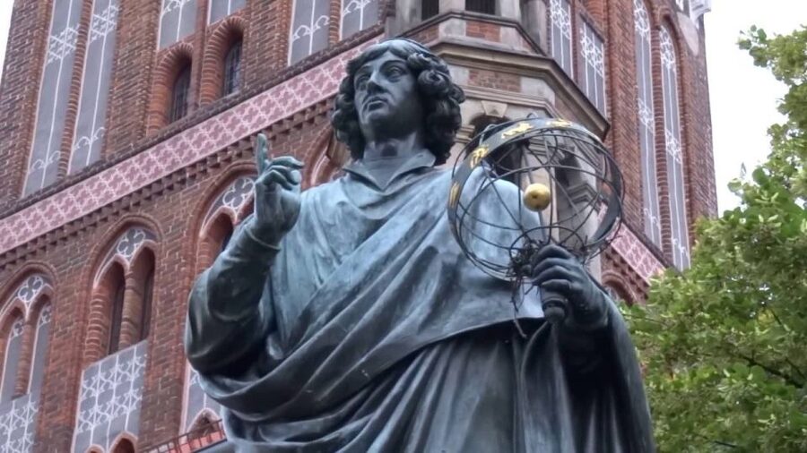 Torun Copernicus Trail and Old Town Private Walking Tour - Copernicus’s monument in Market Square