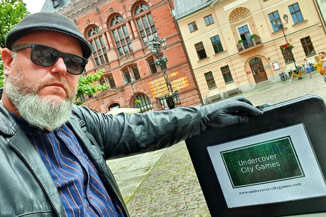Undercover City Games: Torun - Meeting the Director at the Flisak Monument
