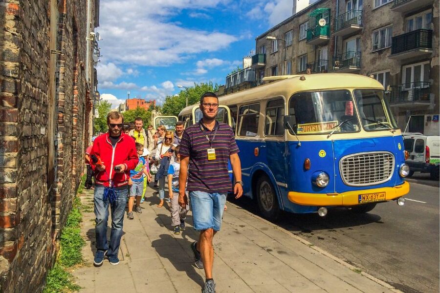Warsaw: 2.5-Hour Dark Side - Praga District by a Retro Bus - Crossing the Vistula in a retro coach