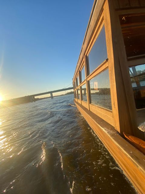Warsaw: Vistula River Sunset Cruise with Welcome Drink - Poniatówka beach and PGE Narodowy on the return