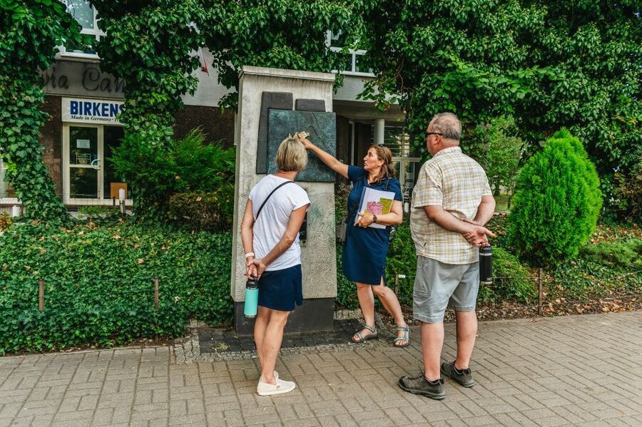 Warsaw: Warsaw Ghetto Private Walking Tour with Hotel Pickup - The guides make the biggest difference