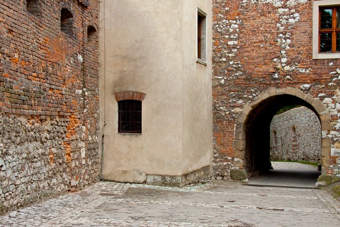 Wawel Castle and Cathedral Guided Walking Tour in Kraków - The guides are the main reason to choose this tour