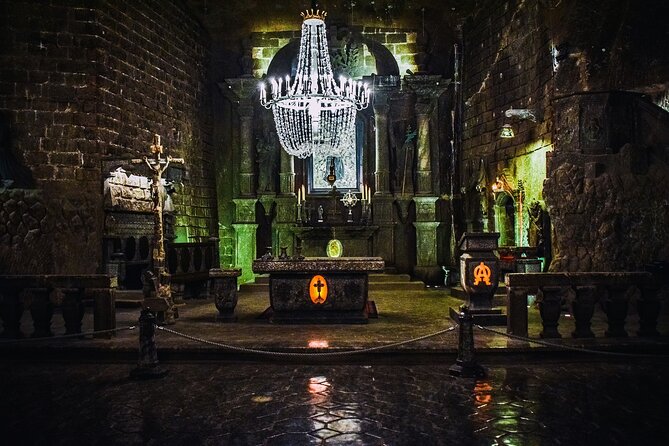 Wieliczka Salt Mine Guided Tour with pickup - Group size, noise, and finding the exit