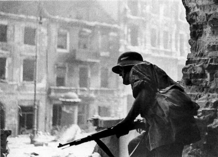 World War 2 in Warsaw walking tour in English - How the guides bring the past closer