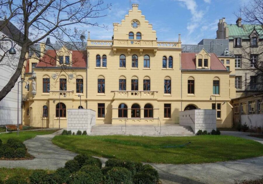 Wrocław: Boat Cruise with licensed guide only for your group - Boarding at Przystań Kardynalska