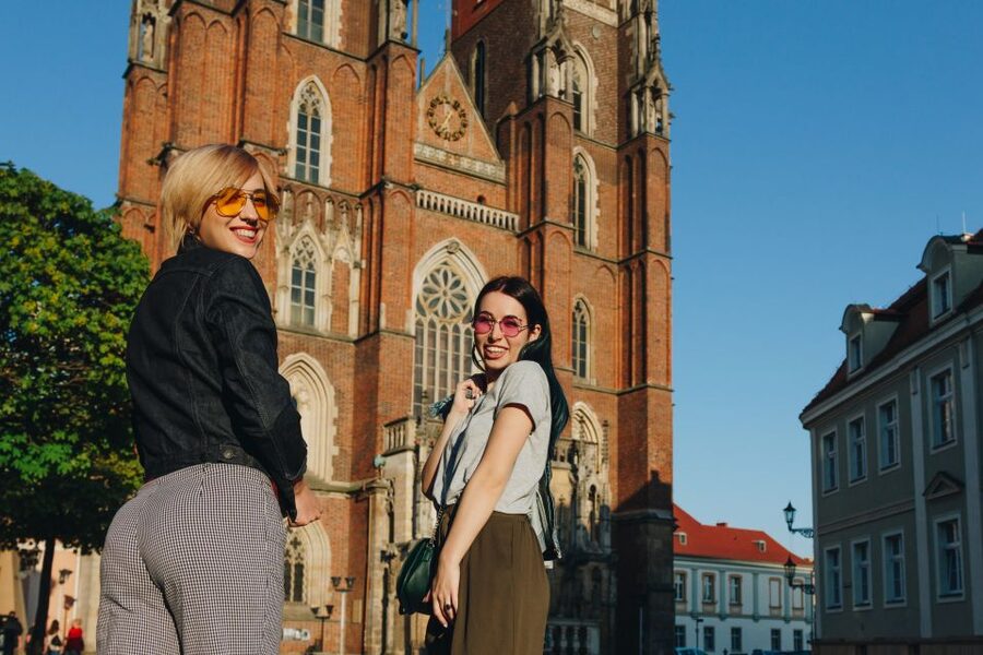 Wrocław: Garden Gnome Challenge with Guide - Meeting the guide and learning the rules