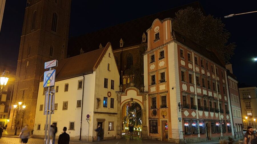 Wroclaw: Guided City Night Tour (2 hours) - Starting Under The Gas Lanterns At Piwnica Świdnicka