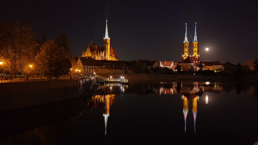 Wroclaw: Guided City Night Tour (2 hours) - Crossing Sand Bridge To The Oder Islands