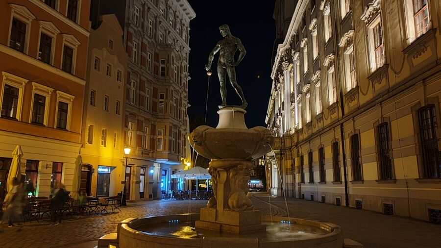 Wroclaw: Guided City Night Tour (2 hours) - Should You Add The Summer Gondola Ride?